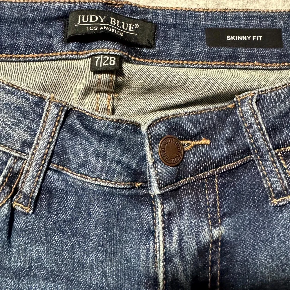 Judy Blue Women's Distressed Blue Jeans Size 26x27 size 7/28 ;